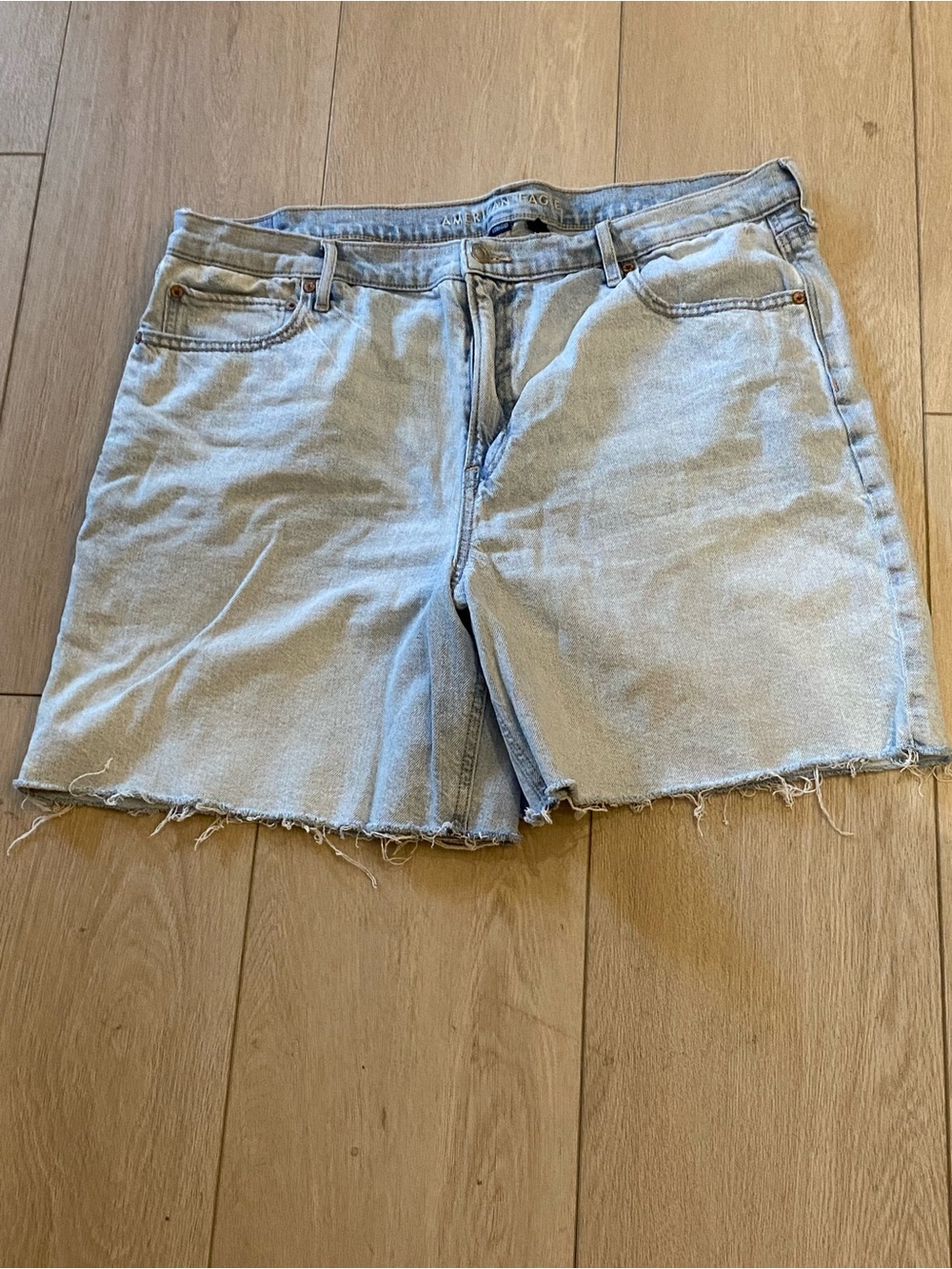 American Eagle Light Wash Strigid Denim Shorts - Casual Frayed Hem size 18